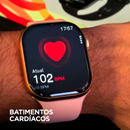 Smartwatch S11 PRO dourado no pulso medindo batimentos cardíacos de 102 BPM