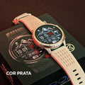 Smartwatch KRON WEARZONE na cor prata, mostrando watchface com data e batimentos