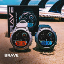 Dois smartwatches BRAVE prata e preto na areia da praia com pranchas de surf ao fundo