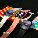 Três smartwatches S11 PRO prata, rosa e preto com menu de aplicativos e watchfaces na tela AMOLED