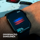 Smartwatch W11 PRO preto no pulso mostrando oxigenação sanguínea de 98%