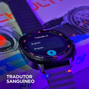 Smartwatch redondo MA33 preto exibindo tradutor de idiomas com IA na tela