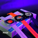 Três smartwatches redondos MA33 com pulseiras branca, laranja e preta sobre as caixas do produto
