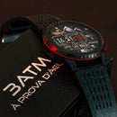 Smartwatch KRON preto à prova d'água 3ATM, com gotas de água no mostrador e na caixa