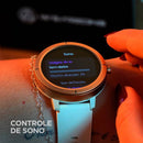 Smartwatch FLARE rose gold no pulso mostrando controle de sono na tela