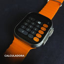 Smartwatch WS10-2 ULTRA com pulseira laranja oceano exibindo calculadora na tela