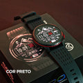 Smartwatch KRON WEARZONE na cor preta, mostrando watchface com data e batimentos