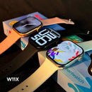 Três smartwatches W11X com pulseiras rosa, preta e cinza exibindo watchfaces coloridas