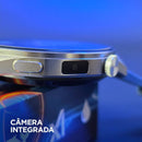 Lateral do smartwatch M9 prata com destaque para a câmera integrada
