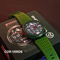 Smartwatch KRON WEARZONE na cor verde, mostrando watchface com data e batimentos